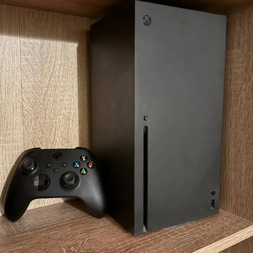 Xbox Series X с контроллером