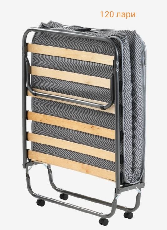 раскладушка, стол, два стула