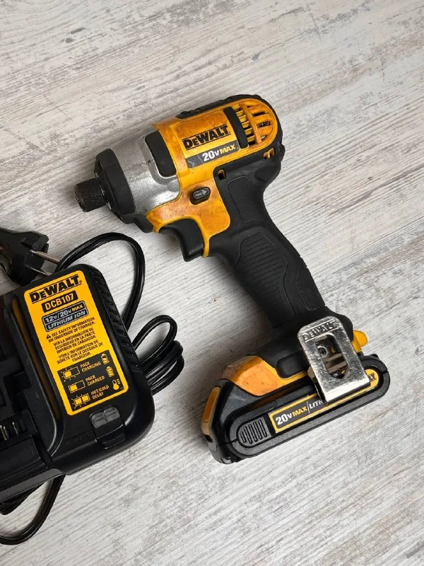 DeWALT DCF885 импакт, аккумулятор, зарядник 1