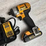 DeWALT DCF885 импакт, аккумулятор, зарядник 1