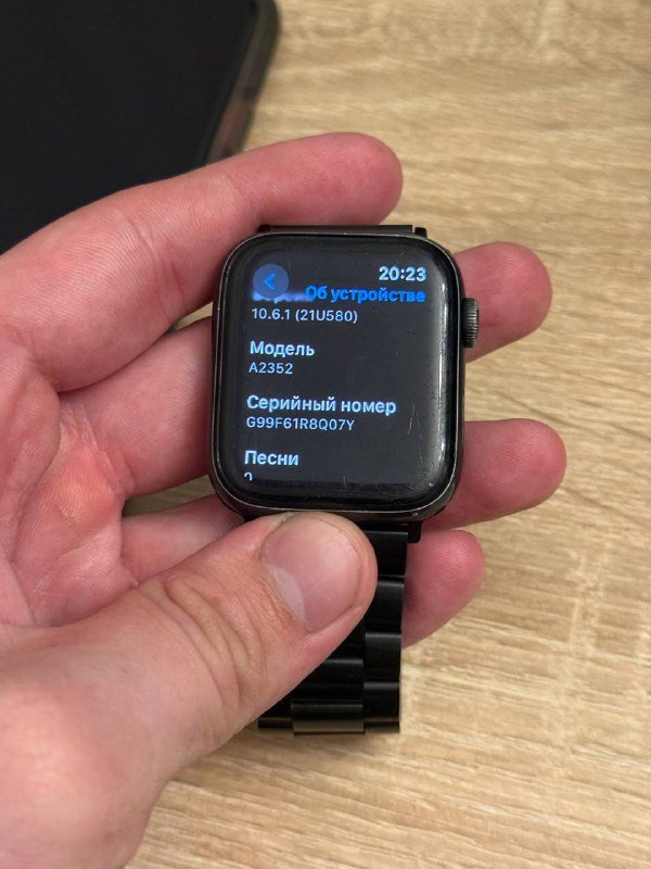 Apple Watch SE со ремешком и зарядным устройством 8