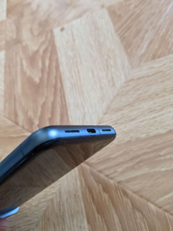 Google Pixel 8 с аксессуарами и повреждением экрана 6