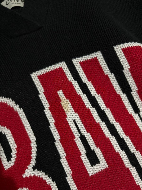 Бежевый тренч с эко-кожи, свитер Brave, белое худи, черные брюки, бордовый топ, майка на бретелях 4