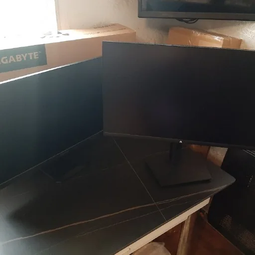 2K IPS 165 და 180 ჰც მონიტორები, კომპიუტერის სავარძელი