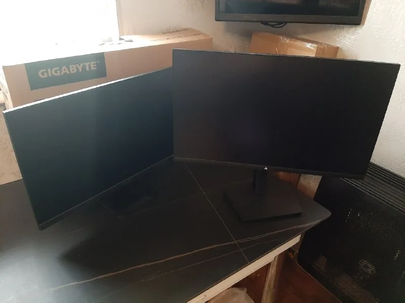 2K IPS 165 და 180 ჰც მონიტორები, კომპიუტერის სავარძელი