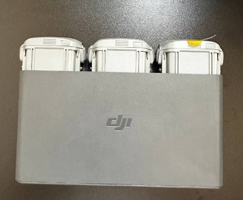 Зарядный хаб DJI с аккумуляторами, контроллер DJI RC 2, сумка DJI Air 3