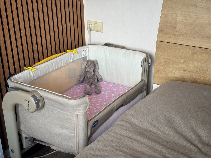 Детская приставная кроватка Chicco с матрасиком