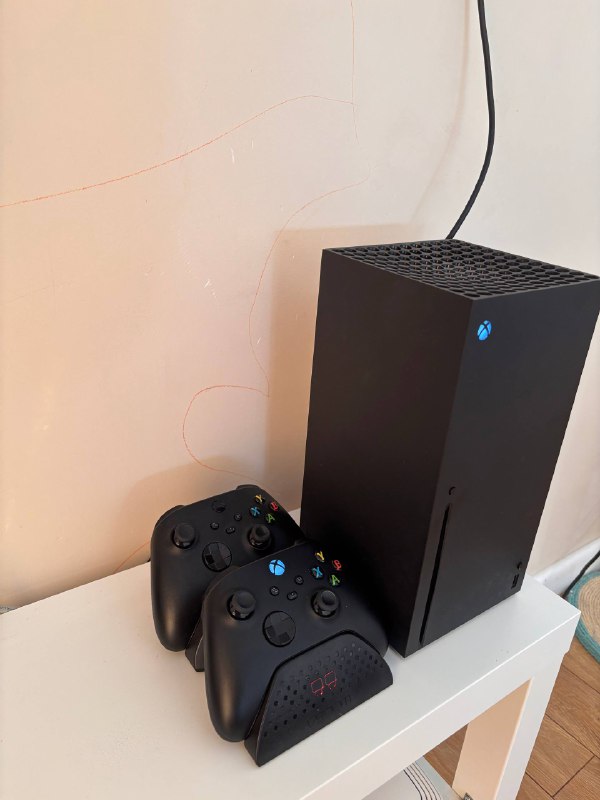 Xbox Series X 1TB, 2 геймпада, док-станция 2