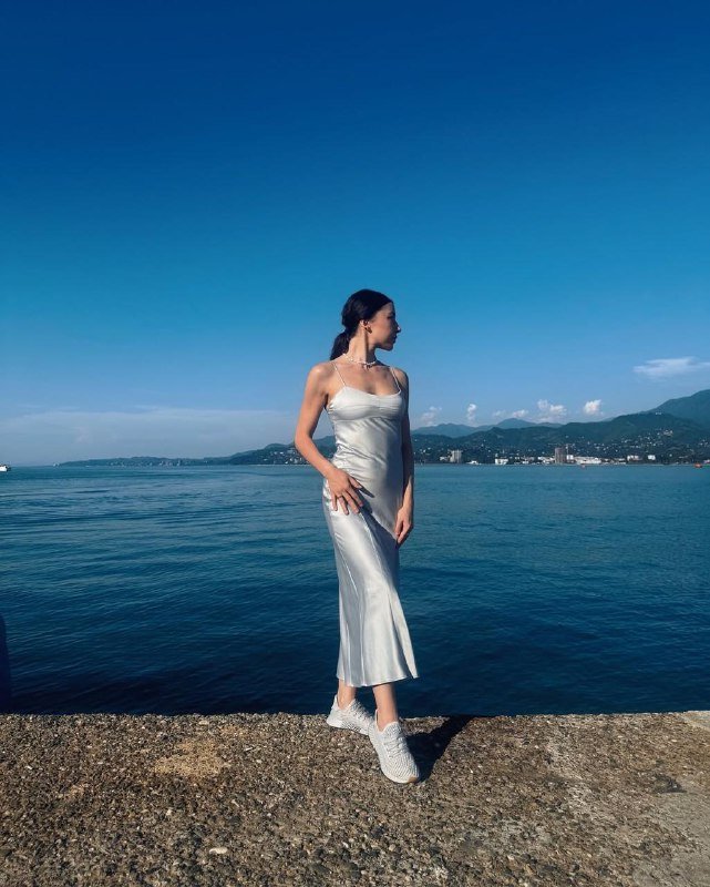 Серебристое сатиновое платье, Голубое вязаное платье с открытой спиной