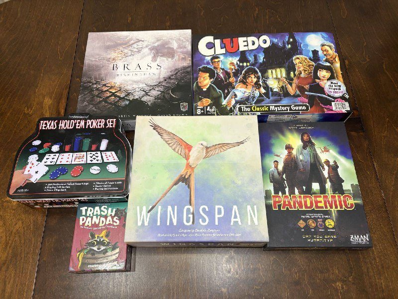 Настольные игры Wingspan, Pandemic, Brass, Cluedo, Trash Pandas, покерный набор
