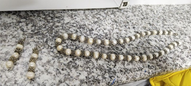 Комплект бижутерии из бус и сережек