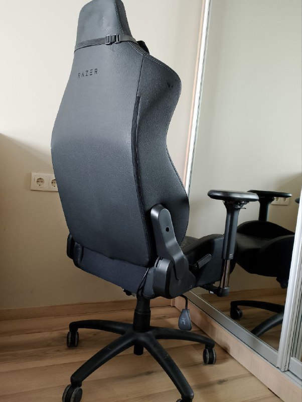 Кресло Razer Iskur из искусственной кожи 2