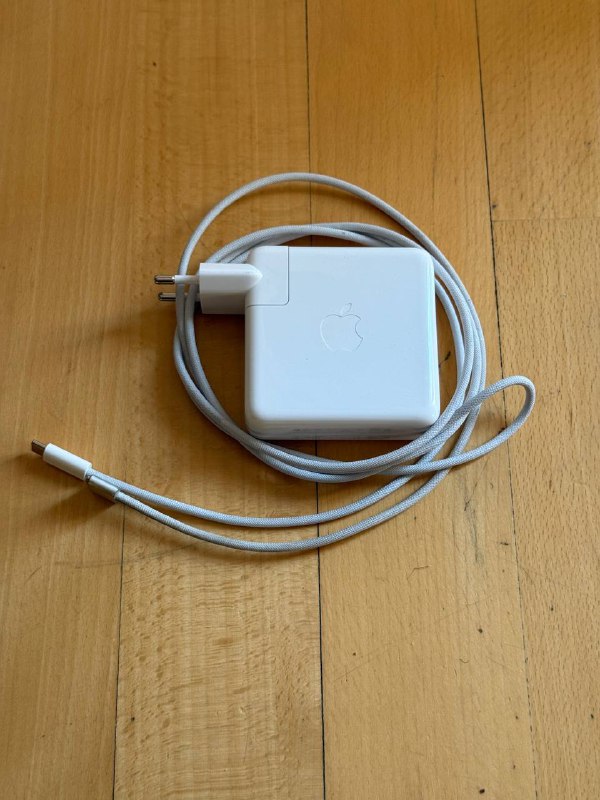 Зарядка MacBook, Apple AirPods, павербанки Xiaomi и Hoco, умная розетка, Wi-fi выключатель, ZigBee gateway, вакуумный пылесос, ирригатор, микрофон