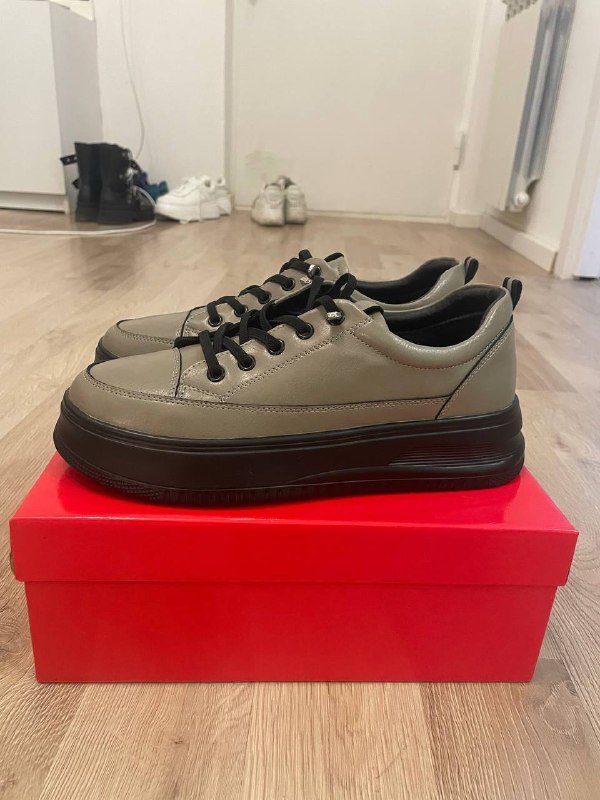 Кроссовки из натуральной кожи мужские 43 размер