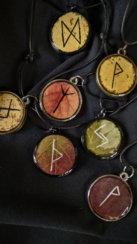 Кулоны с рунами из эпоксидной смолы