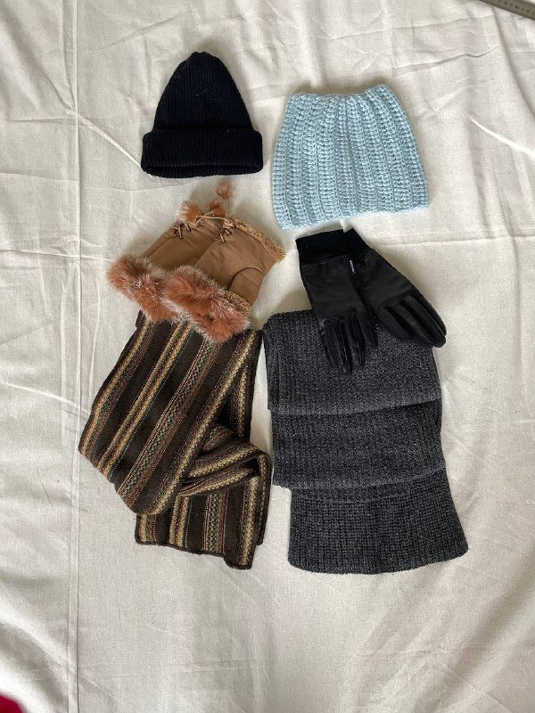 Шапка чёрная Бини, шапка голубая с ушками, митенки бежевые с мехом, перчатки чёрные, шарф коричневый, шарф серый, платок с розой, бандана розовая