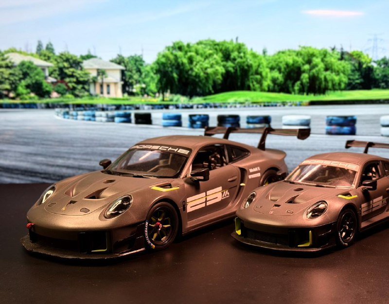 Две машинки Porsche 911 на радиоуправлении