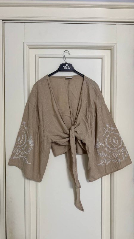 Юбка миди Stradivarius, худи зеленое, худи черное, белая блуза короткий рукав, белая блуза длинный рукав, бежевая накидка, черная блуза короткий рукав 6