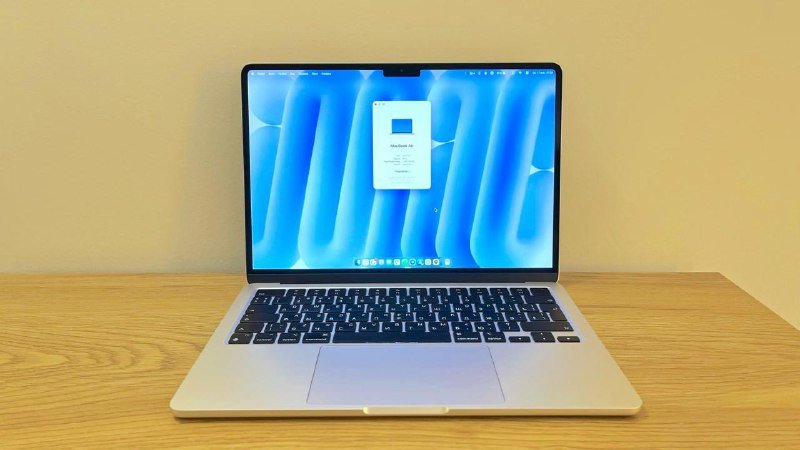 MacBook Air M2 13" Starlight 1