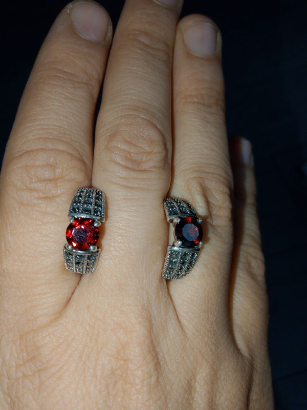 Серьги, кольцо, браслет из серебра с гранатом и марказитом 1