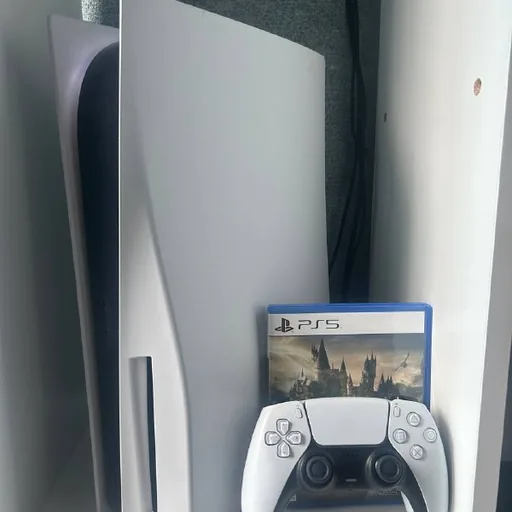 PlayStation 5 с двумя джойстиками и играми