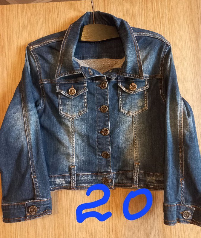 Красные штаны, коричневые штаны, джинсовая куртка, розовые сланцы 3