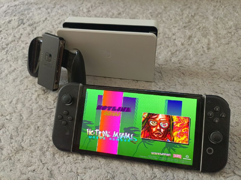 Nintendo Switch OLED в скине от Dbrand 2