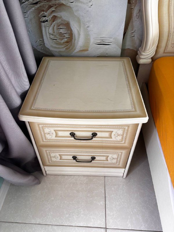 Коричневый комод, шкаф, тумбочки, кровать, зеркало, обувница, вешалка 6