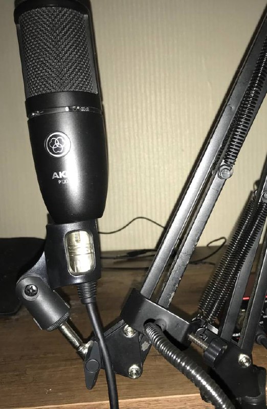 Конденсаторный микрофон AKG P120, стойка, попфильтр, наушники