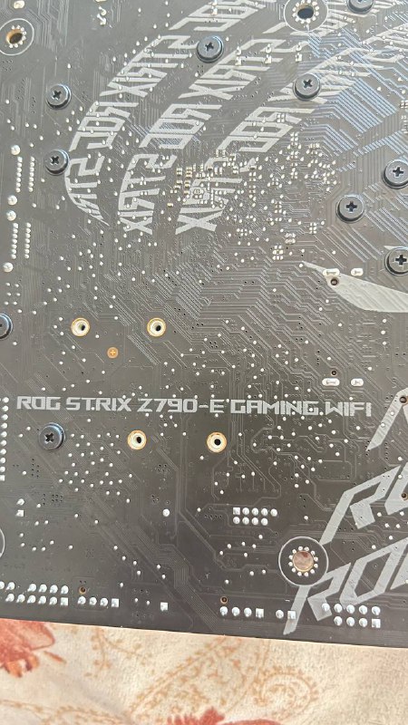 Материнская плата ROG Strix Z790 неисправная 2