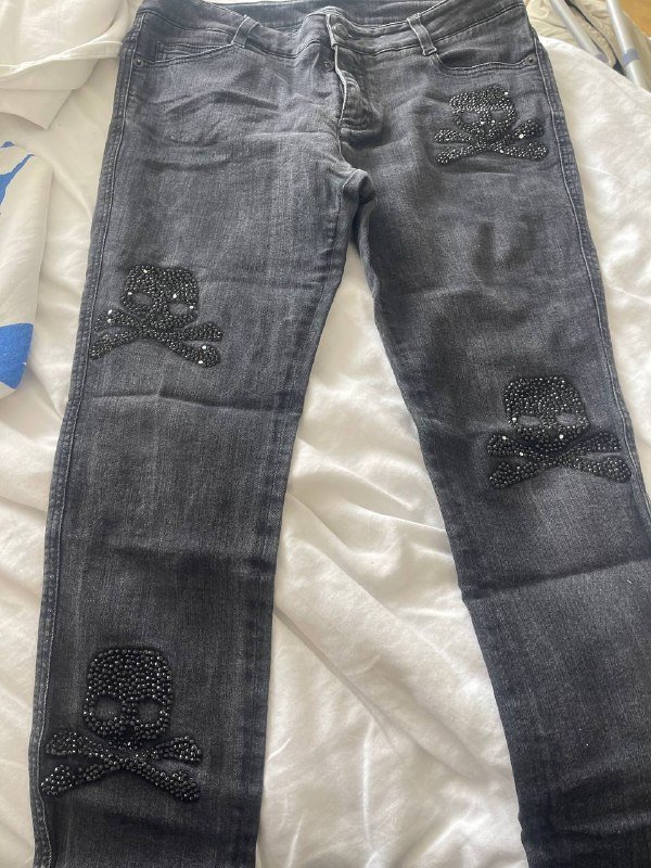 Джинсы серого цвета с изображением черепа из стразов, Размер 44