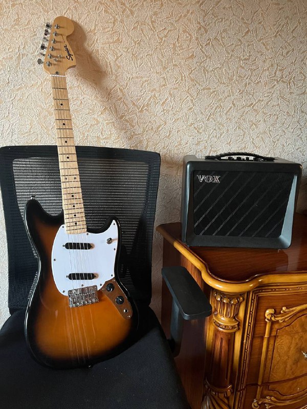 Электрогитара Fender Squier Mustang, усилитель VOX VX15-GT