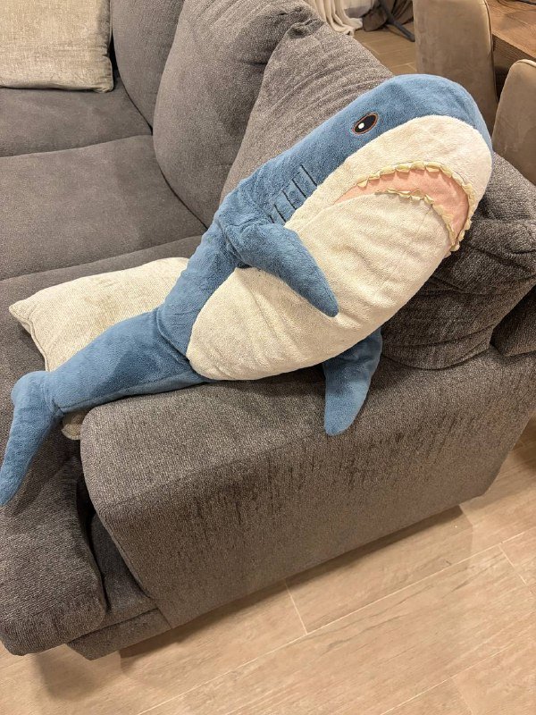 Плюшевая игрушка акула из Икеи