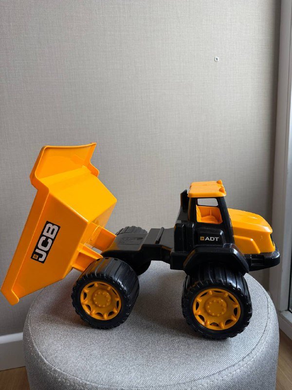 Красная и Желтая машинки игрушечные 6