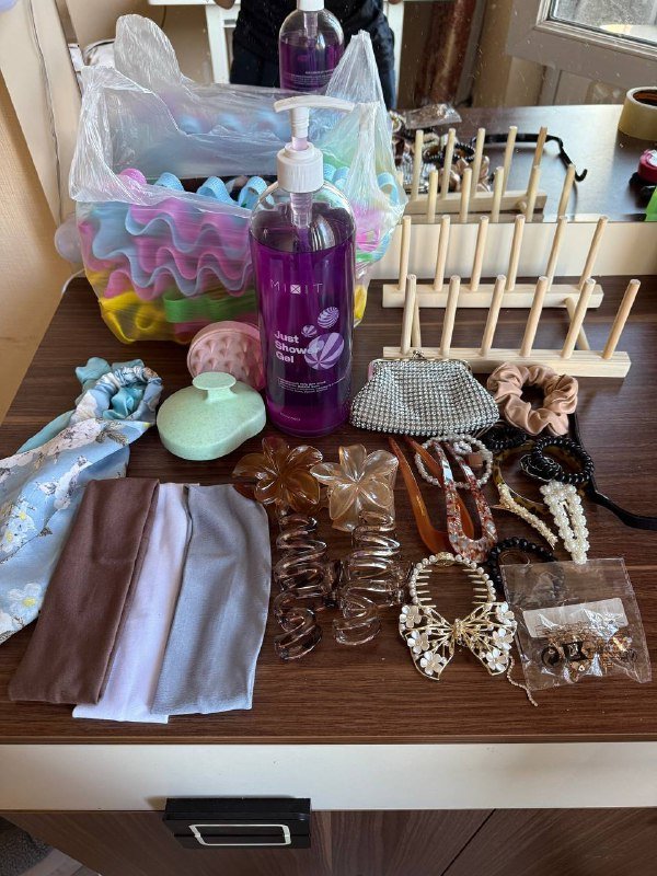 Шампунь гель, заколки, бигуди, массажеры для головы, подставка для книг