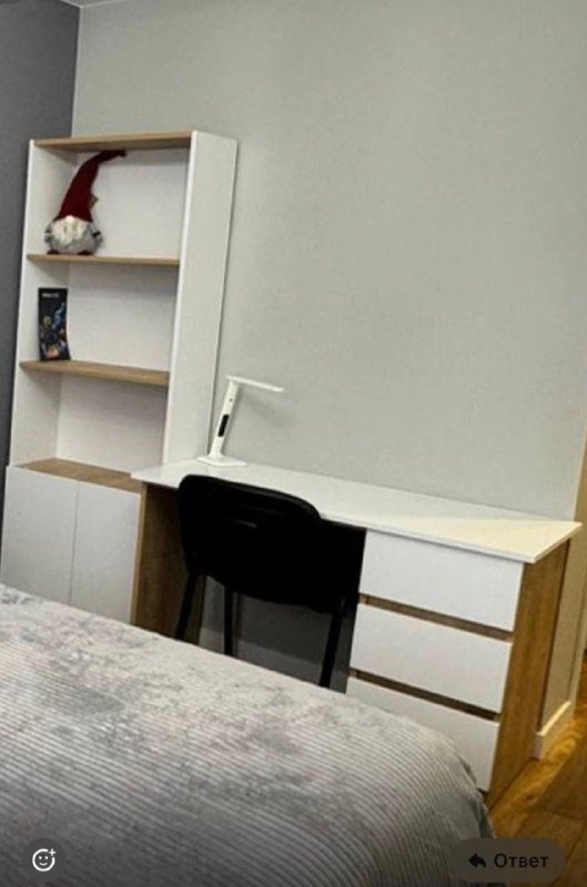 Белый стол и стеллаж, коричневый стеллаж