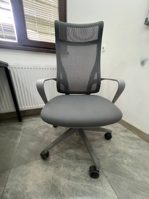 Ноутбуки, планшет Samsung, офисный стул, рейл, столы 4