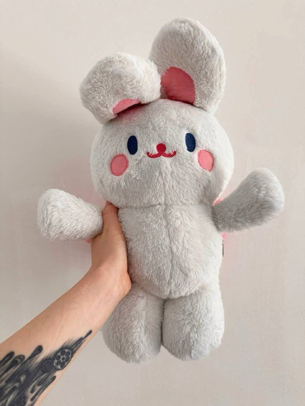 Вязаный попугай, зайчики белые, розовый кролик с клубникой