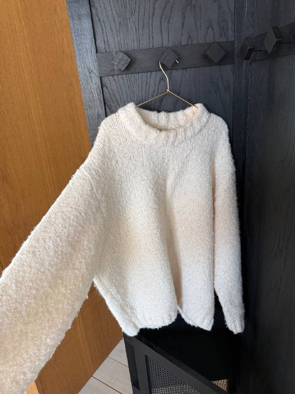 Белый женский свитер