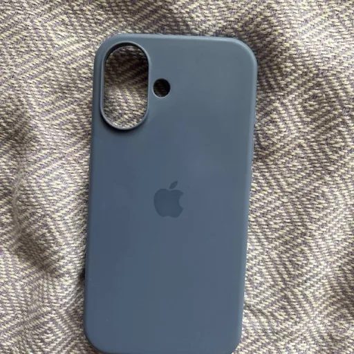 Чехол на iPhone 16