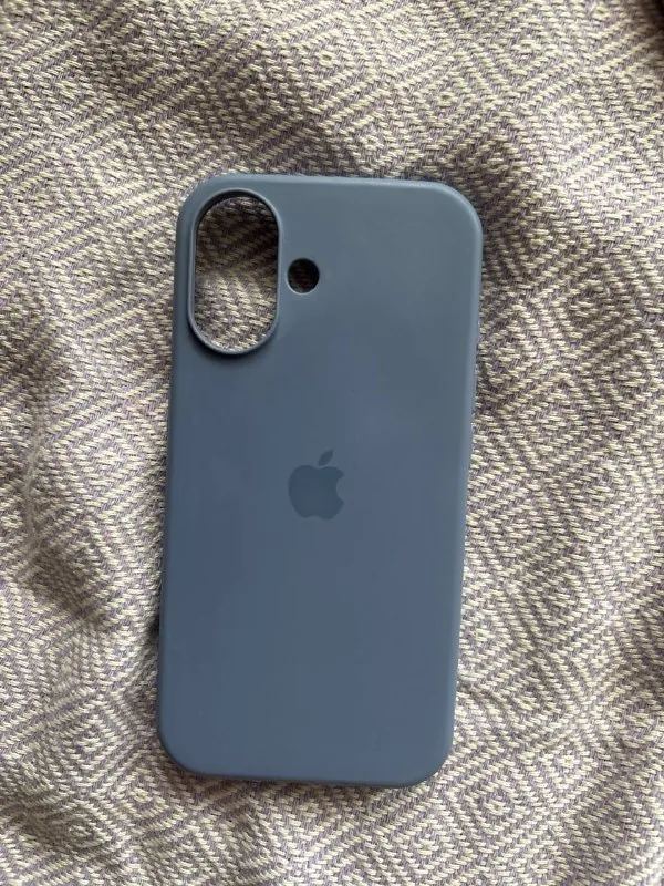 Чехол на iPhone 16