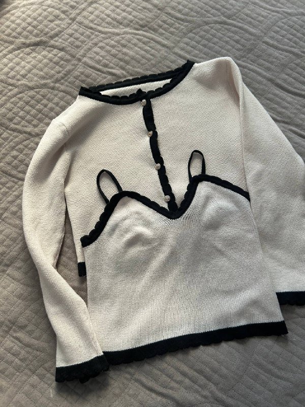 Пиджак Guess, тренч, комплект кофта и майка, юбка, свитер, кожаные штаны Zara, брюки Манго, толстовка Nike, черное платье Bershka, синие штанцы 3