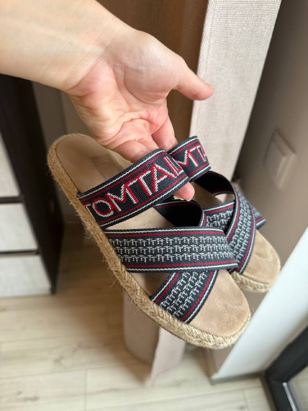 Crocs, Philips браш, дом для кота/собаки, босоножки Tommy, шлепки Tom Tailor, шорты Calvin Klein, наушники Apple air pods 3