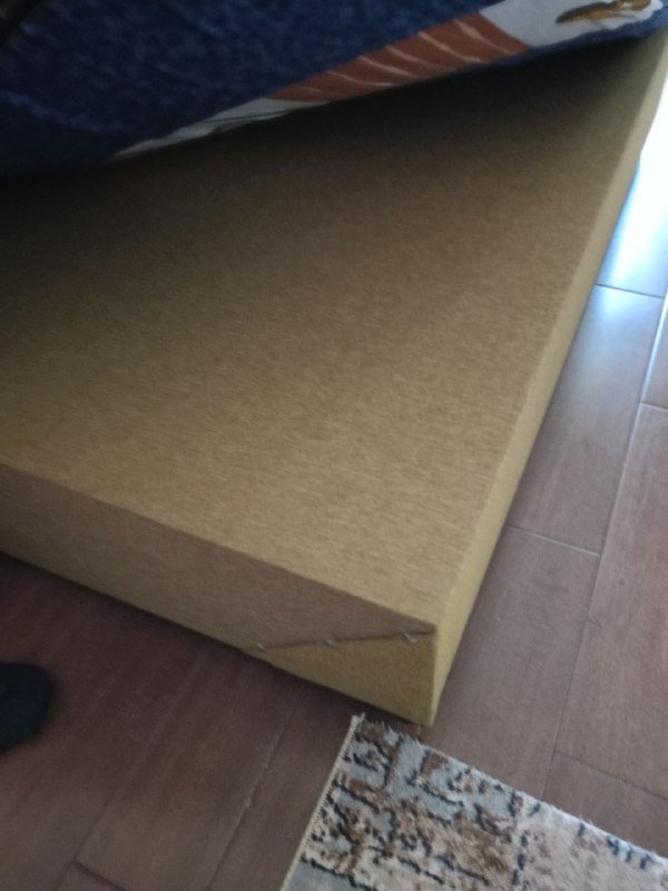 Кровать без матраса требующая ремонта 2