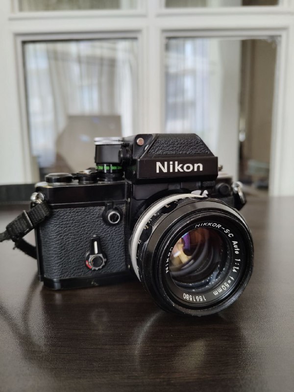Фотоаппарат Nikon F2 с объективом Nikkor 50mm 1.4 и шахтой