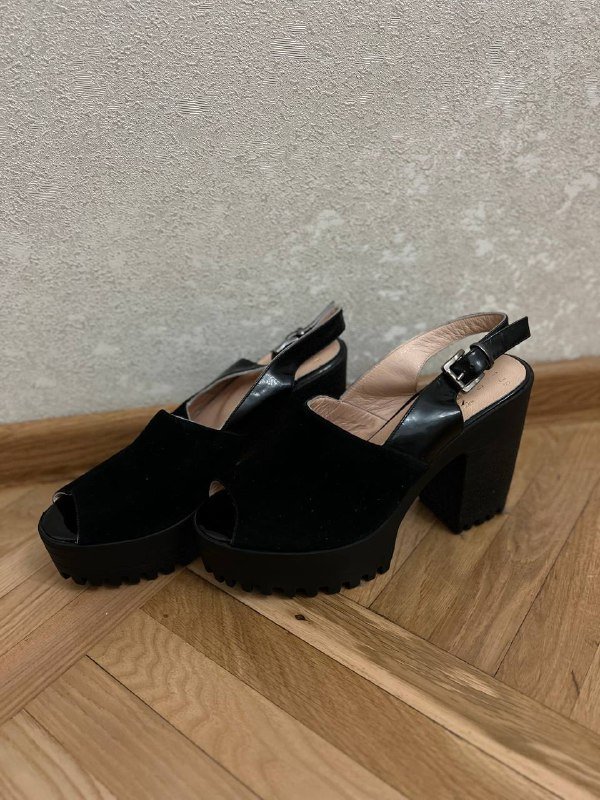 женская обувь летняя коллекция бежевые черные белые босоножки ботфорты 2