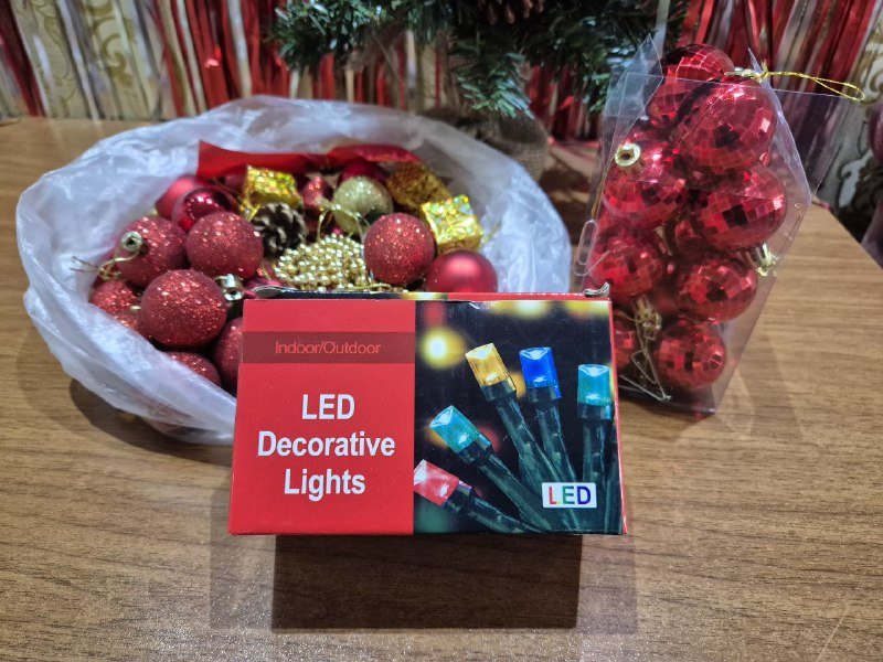 Ёлка с шишками и ягодами, игрушки, гирлянды, венок на дверь 10