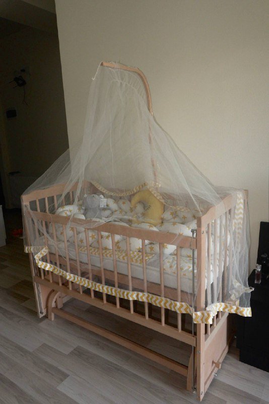 Детская деревянная кроватка с матрасом и балдахином