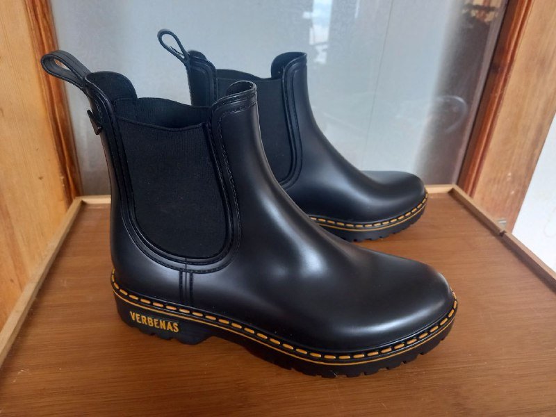 Книги, кроссовки Adidas, ботинки Verbenas 6