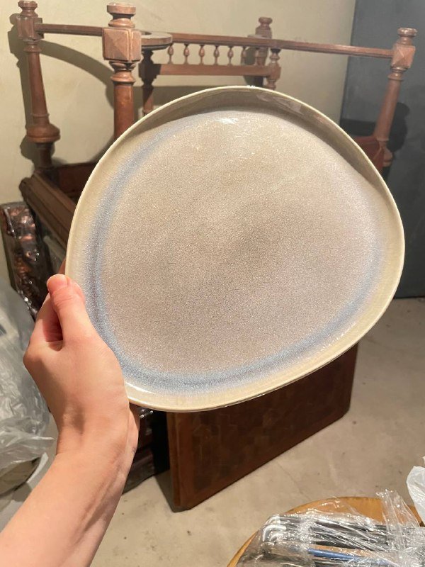 Серые тарелки, голубые глубокие, овальные тарелки